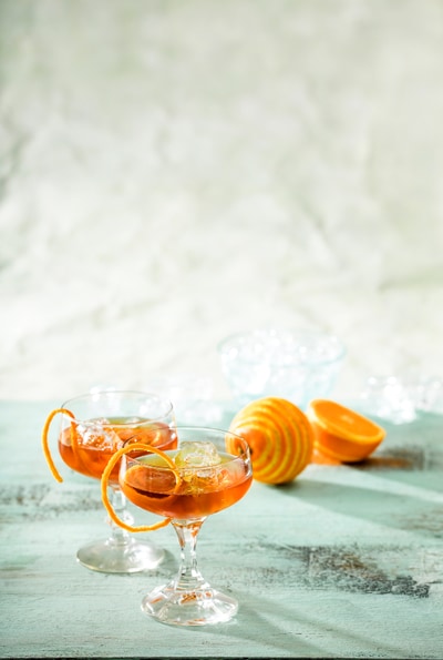 Glaasjes gevuld met Rum en sinaasappelschilletjes